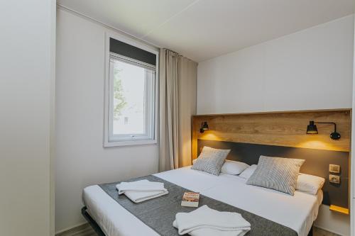 Postel nebo postele na pokoji v ubytování Camping & Bungalows Platja Brava