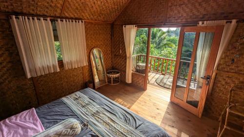 テテバトゥにあるVilla Lunaのベッドとバルコニーのある寝室