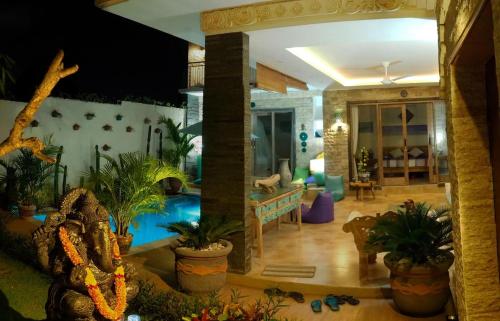 un grand salon avec piscine et plantes dans l'établissement Villa Naga, pool, Kitchen, terace and garden, à Kerobokan