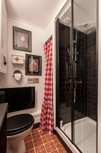 une salle de bain avec une douche avec des toilettes et un lavabo dans l'établissement Les Petites Suites Dieppoises - La Tanière du Loup, à Dieppe