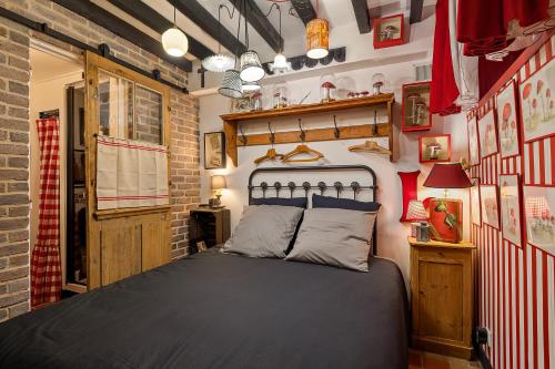 une chambre avec un grand lit dans une pièce dans l'établissement Les Petites Suites Dieppoises - La Tanière du Loup, à Dieppe