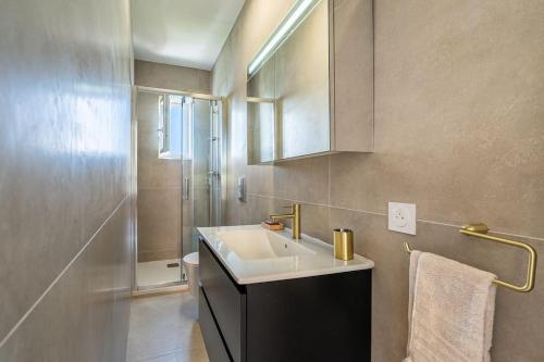 une salle de bain avec un lavabo et une douche dans l'établissement Casa Rêve de Mer, à San-Martino-di-Lota