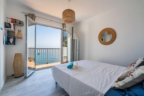 une chambre avec un lit avec vue sur l'océan dans l'établissement Casa Rêve de Mer, à San-Martino-di-Lota