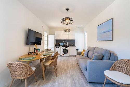 un salon avec un canapé bleu et une table dans l'établissement Casa Rêve de Mer, à San-Martino-di-Lota