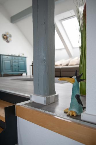 a figurine of a bird sitting on top of a counter at Kragemann Hotel & Vinothek in Simmerath