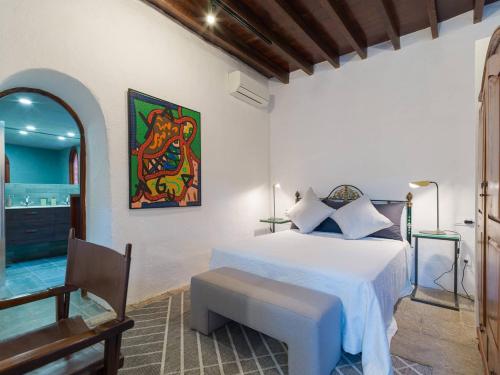 a bedroom with a bed and a table and a bench at Casa Chica Villas Cruz Mayor in Balcon de Telde