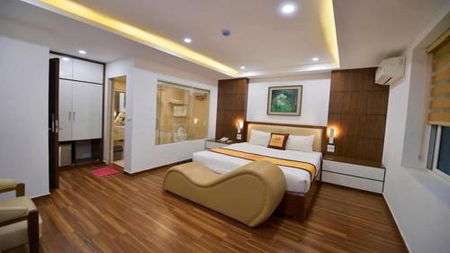 Postel nebo postele na pokoji v ubytování Sắc Màu Hotel Hn - by BAY LUXURY