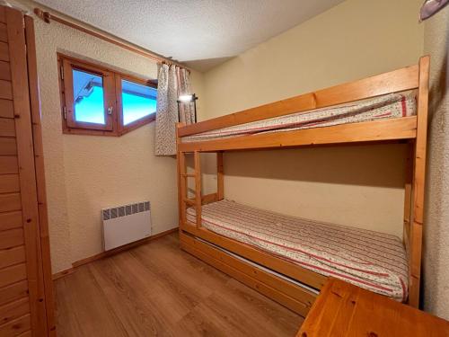 zwei Etagenbetten in einem Zimmer mit Fenster in der Unterkunft Résidence Atrey 403 Clés Blanches Courchevel in Courchevel