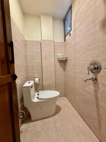 Ein Badezimmer in der Unterkunft Chandrama Hotel and Restaurant