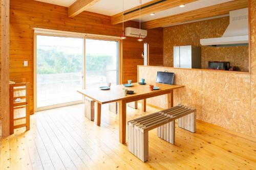 TakahagiにあるTakahagi Baseのダイニングルーム(木製テーブル、ベンチ付)