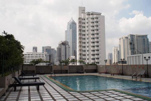 Kolam renang di atau dekat dengan Spacious room in Sukhumvit Nana