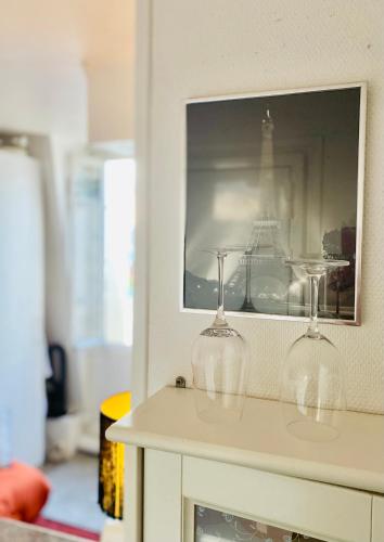 deux verres à vin assis au-dessus d'un comptoir dans l'établissement Studio chic Paris Tour Eiffel Near Eiffel tower 7th floor, à Paris