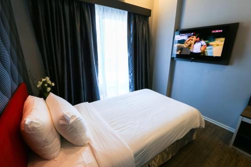 Televisyen dan/atau pusat hiburan di Cenang Plaza Beach Hotel