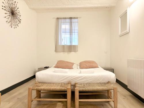 une chambre avec un lit et une fenêtre dans l'établissement Appartement confortable pour 4 voyageurs, à Roubaix