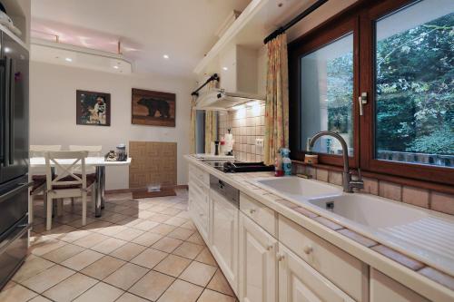 une cuisine avec un évier et un plan de travail dans l'établissement L'Eau Vive - Une oase à 5 minutes de Gérardmer, à Gérardmer