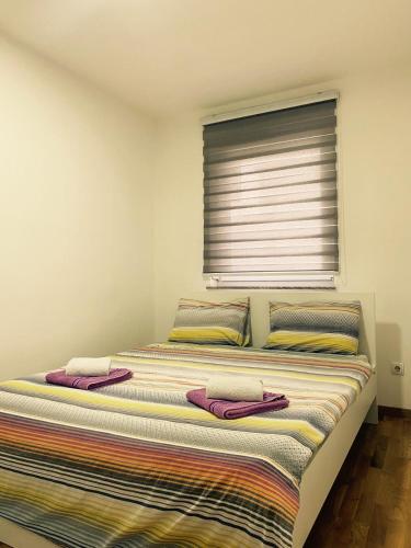 Giường trong phòng chung tại Apartmani Avangarda