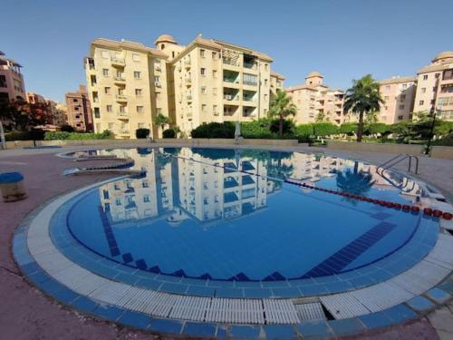 Πισίνα στο ή κοντά στο Dreamland Stylish 2BD with a garden and pool access