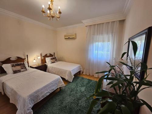 Ένα ή περισσότερα κρεβάτια σε δωμάτιο στο Dreamland Stylish 2BD with a garden and pool access