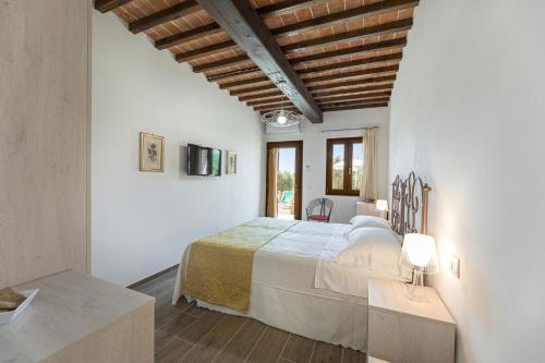 a bedroom with a large bed in a room at Il Poderino in Monteriggioni