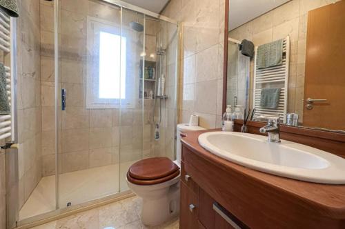 ein Badezimmer mit Toilette, Waschbecken und Dusche in der Unterkunft 3 Bed Villa Mar Menor Golf Heated Pool Terrace in Torre-Pacheco