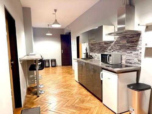Kuchyň nebo kuchyňský kout v ubytování GLOBE Hostel Prague ADULTS ONLY