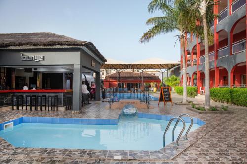 科洛里海景花园酒店 的建筑物前的游泳池