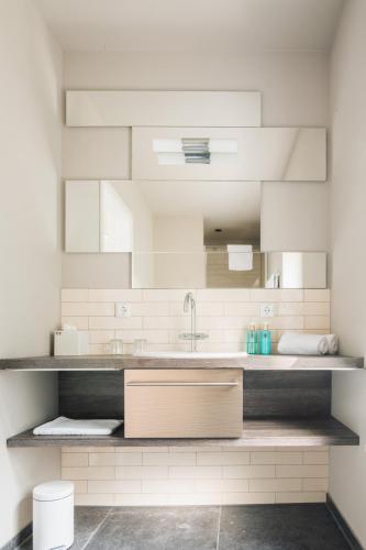 a kitchen with a sink and a mirror at Villa Glanzstoff in Heinsberg