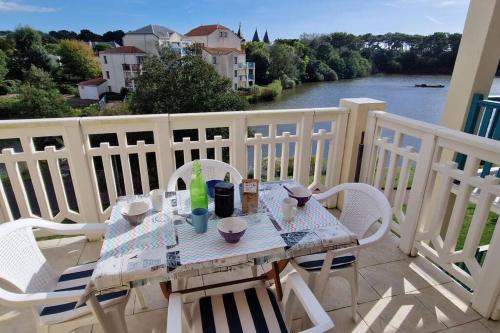 une table et des chaises sur un balcon avec vue sur une rivière dans l'établissement 