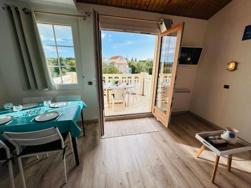 Cette chambre dispose d'une table et d'une porte donnant sur un balcon. dans l'établissement 