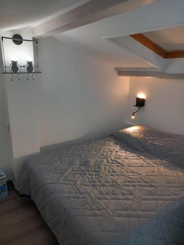 une chambre avec un lit dans une pièce dans l'établissement chez Marie, à Villeneuve-Loubet