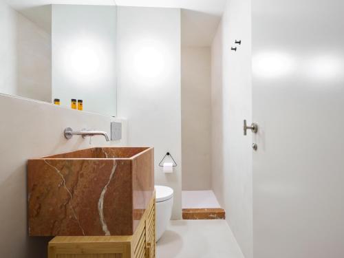 マドリードにあるEdificio de lujo en Centro de Madrid- SAN MARCOSのバスルーム(木製の洗面台、トイレ付)