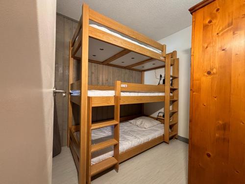 een kamer met 2 stapelbedden bij Résidence Grand Bois A310 Clés Blanches in La Tania