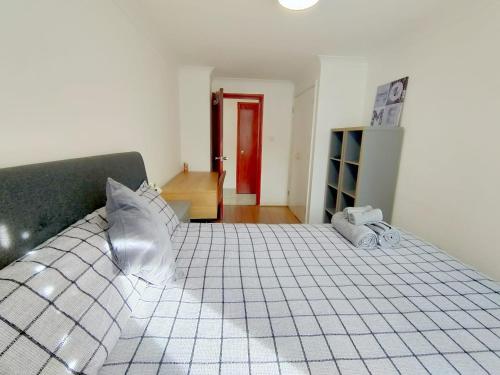 a bedroom with a large white bed with two pillows at Spacious 3-Bed Cosy Flat in Westminster in London
