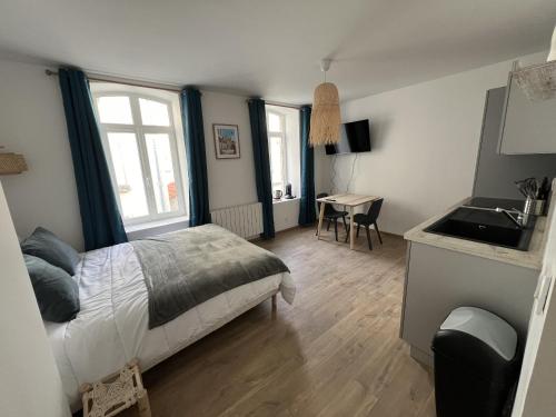 une chambre avec un lit et une cuisine avec une table dans l'établissement Esprit Maritime - 2p centre-ville, Place Dalton, à Boulogne-sur-Mer