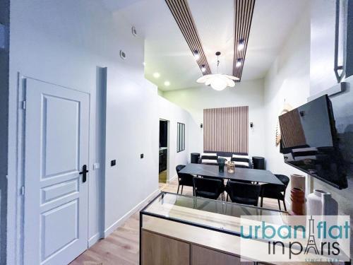 - une cuisine et une salle à manger avec une table à manger et une porte dans l'établissement Urban Flat 05 - Beautiful Flat in Paris, à Paris