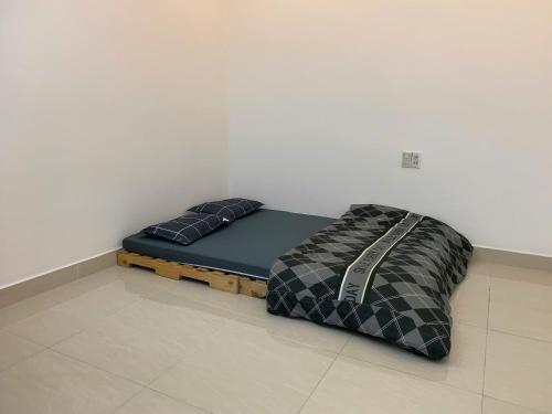 Giường trong phòng chung tại Hỷ Lạc House