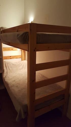 - un lit superposé en bois avec une lumière au-dessus dans l'établissement Saint lary soulan pied des pistes du Plat d Adet, à Cadeilhan-Trachère