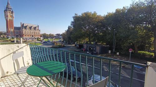 d'un balcon avec une table et une vue sur la rue. dans l'établissement Le Calais Wilson 7 - Studio Balneo 2p, à Calais