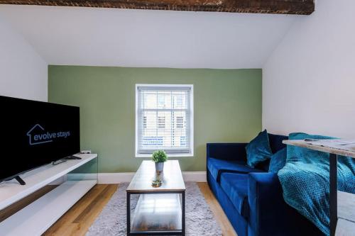 TV a/nebo společenská místnost v ubytování Sleeps 4, Duplex Apartment, Long Term Disc