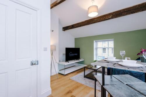 TV a/nebo společenská místnost v ubytování Sleeps 4, Duplex Apartment, Long Term Disc