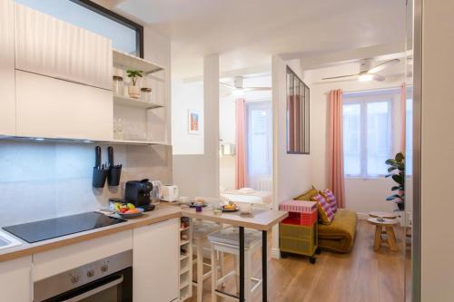- une cuisine avec un comptoir et une table dans une pièce dans l'établissement L59 Appartment La Loge Vieux Nice, central AC & WIFI, à Nice