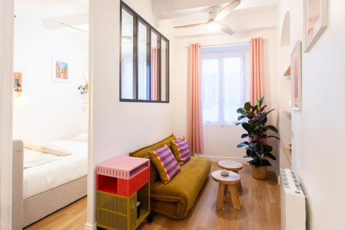 un salon avec un canapé et un lit dans l'établissement L59 Appartment La Loge Vieux Nice, central AC & WIFI, à Nice