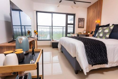 Un dormitorio con una cama grande y grandes ventanales. en Prime location Ritzy Umhlanga Bachelor, en Durban