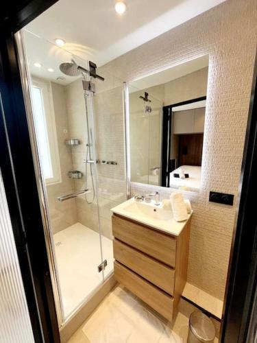 une salle de bain avec une douche et un lavabo et une douche dans l'établissement Appartement 4 pièces luxueux, à Cannes