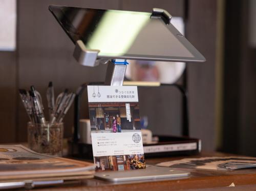 a lamp sitting on top of a desk at つなぐ古民家 in Kaizuka