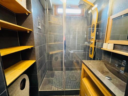 une salle de bain avec douche et lavabo dans l'établissement 3 pièces modernes avec parking et wifi à Tignes - FR-1-641-84, à Tignes