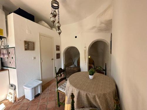 une petite pièce avec une table et une pièce avec une pièce dans l'établissement Casa Cueva Sacromonte BeneVarez Brother Law SL, à Grenade
