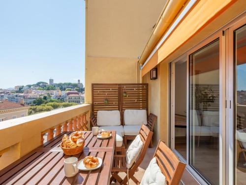 - un balcon avec une table et de la nourriture dans l'établissement LE VOILIER avec terrasse panoramique vue mer et port, proche du Palais, Croisette et plages, à Cannes