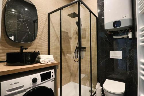 une douche avec une porte vitrée dans une salle de bain dans l'établissement CharmantT2 dans le quartier branché du Camas, à Marseille