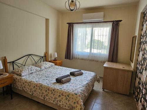 Un pat sau paturi într-o cameră la Seaside Two-Bedroom Apartment at Sunrise Beach Resort